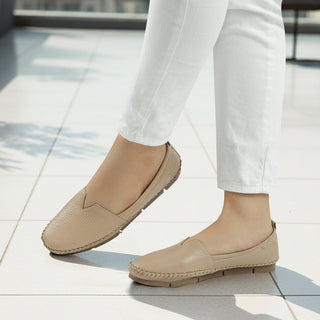 Babucha 1024 de cuero para mujer color Capuchino, puesta