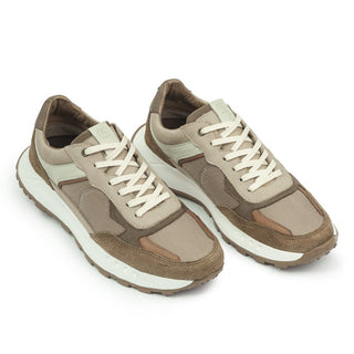 Tenis casual 2023 en cuero carnaza y textil color arena, vista frontal con cordones crudos