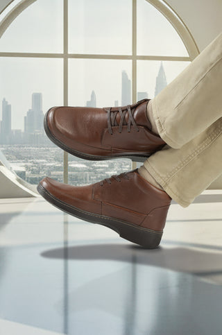 Botines 2155 de cuero para hombre en café, detalle de la caña y los cordones