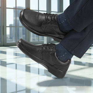 Confort 2158 de cuero para hombre en negro, vista lateral en uso