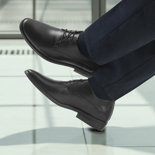 Formales 2307 de cuero para hombre en negro, detalle de la punta lisa