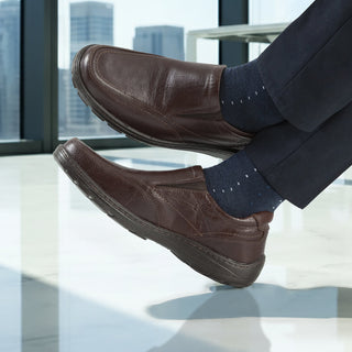 Confort 2859 de cuero para hombre en sangría, vista lateral en uso