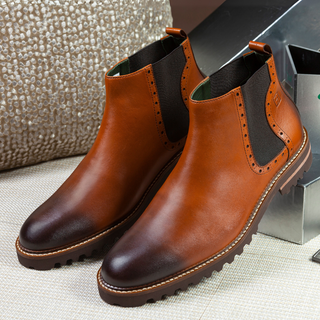 Botines 3044 de cuero para hombre, detalle del cerco cosido y la suela tractorada