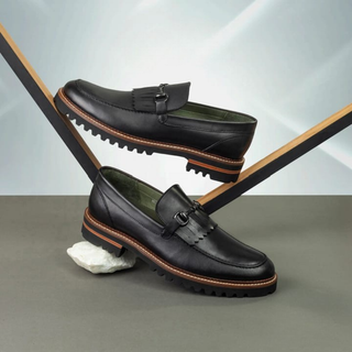 Mocasines 4048 de cuero para hombre, detalle del herraje y el fleco del empeine