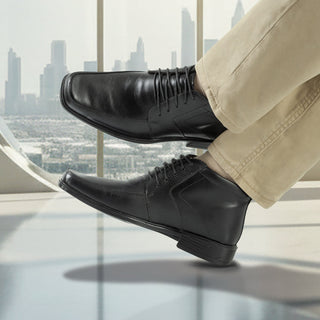 Botines 4207 de cuero para hombre en uso, entorno urbano