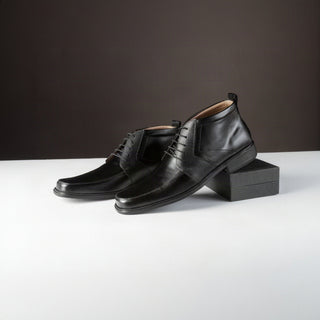Botines 4207 de cuero para hombre, detalle del tacón apilado y la suela TR