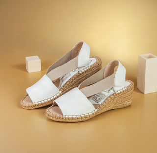 Sandalia de cuña 4336 de cuero para mujer color Talco, vista angular