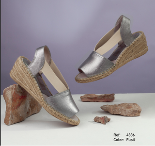 Sandalia de cuña 4336 de cuero para mujer color Fusil, vista angular puestas
