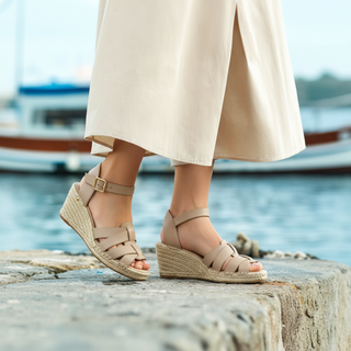 Sandalia de cuña 4500 de cuero para mujer color Taupe, puestas