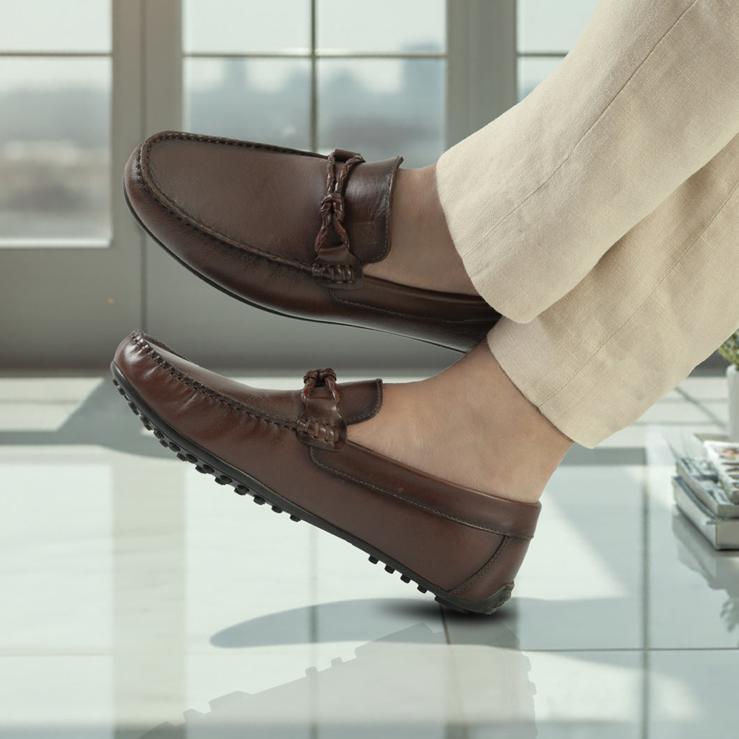 Mocasines 7004 de cuero para hombre en coñac, vista lateral en uso