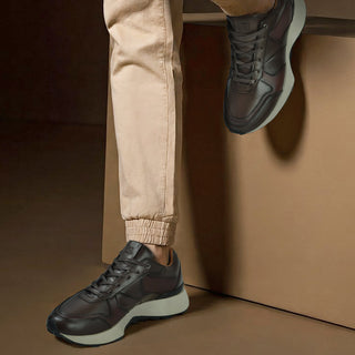 Deportivos 7020 de cuero para hombre en uso, estilo urbano