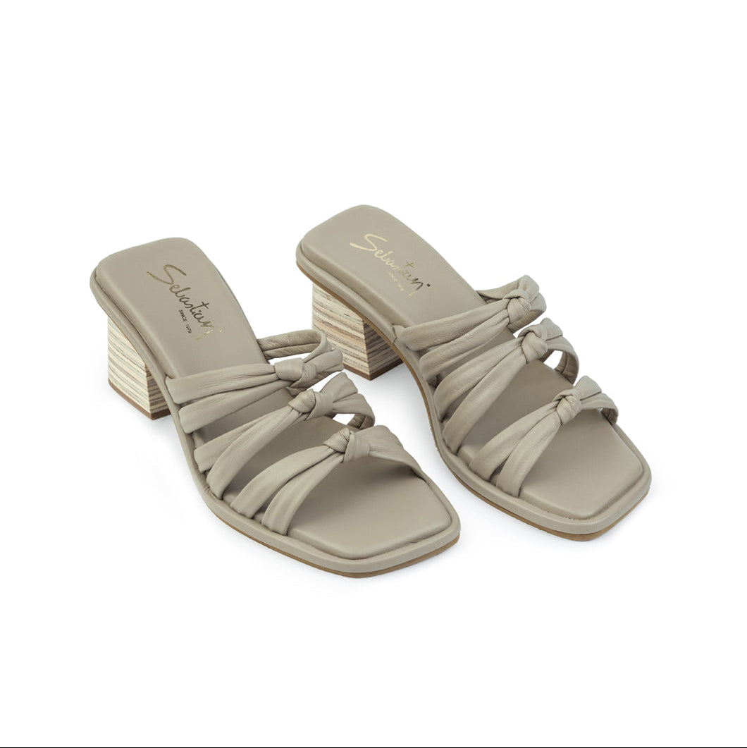 Sandalia de tacon 956 en cuero Beige