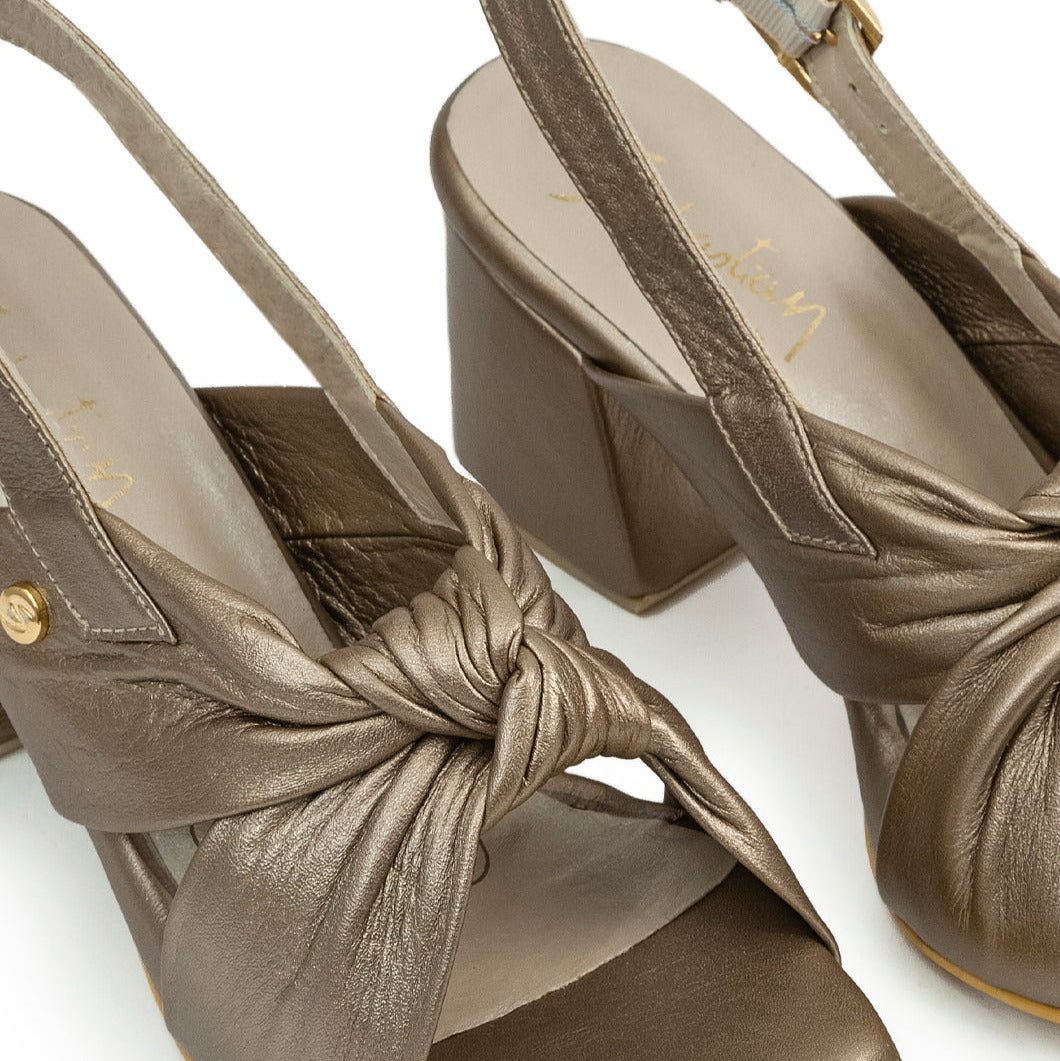 Sandalia tacon Emma cuero mujer Arena Metal