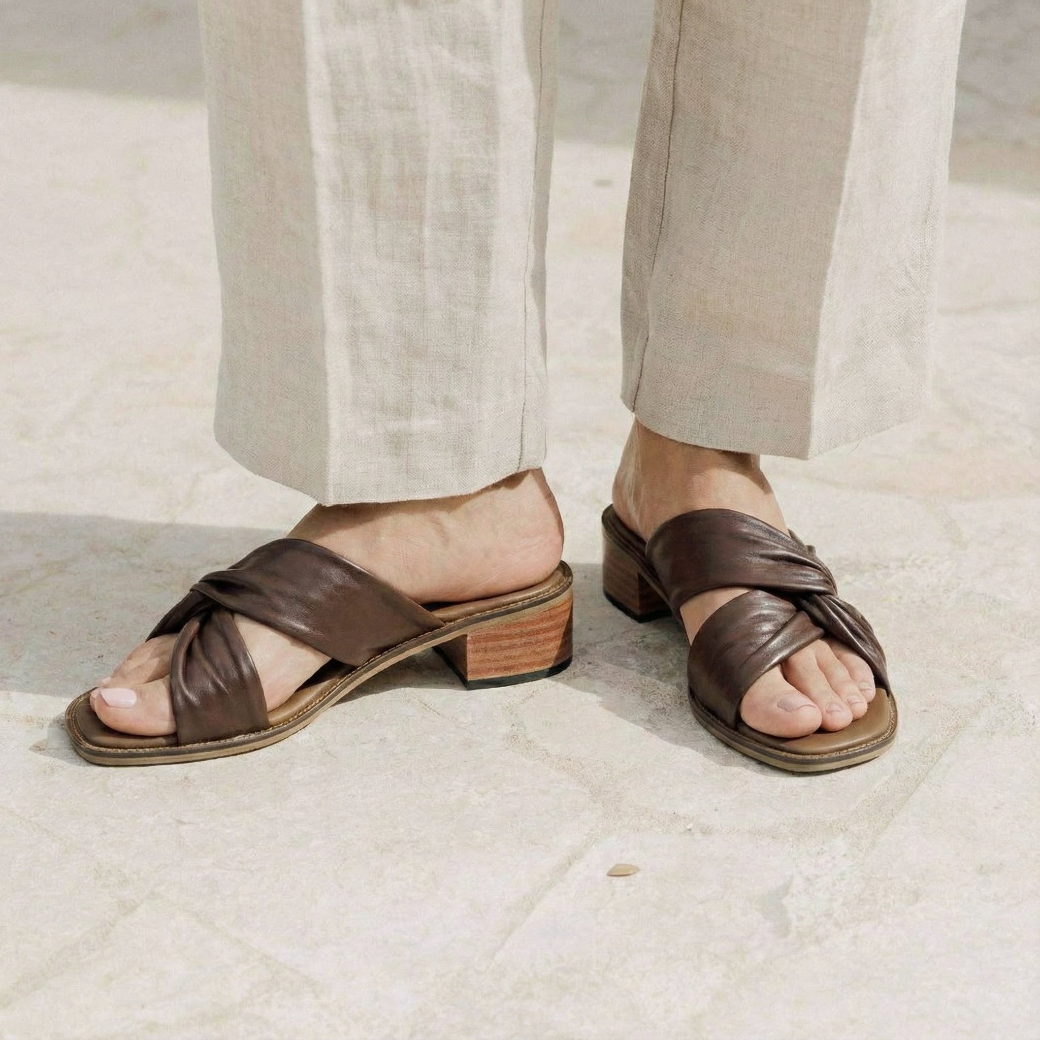 Sandalia de tacon C1975 en cuero para mujer