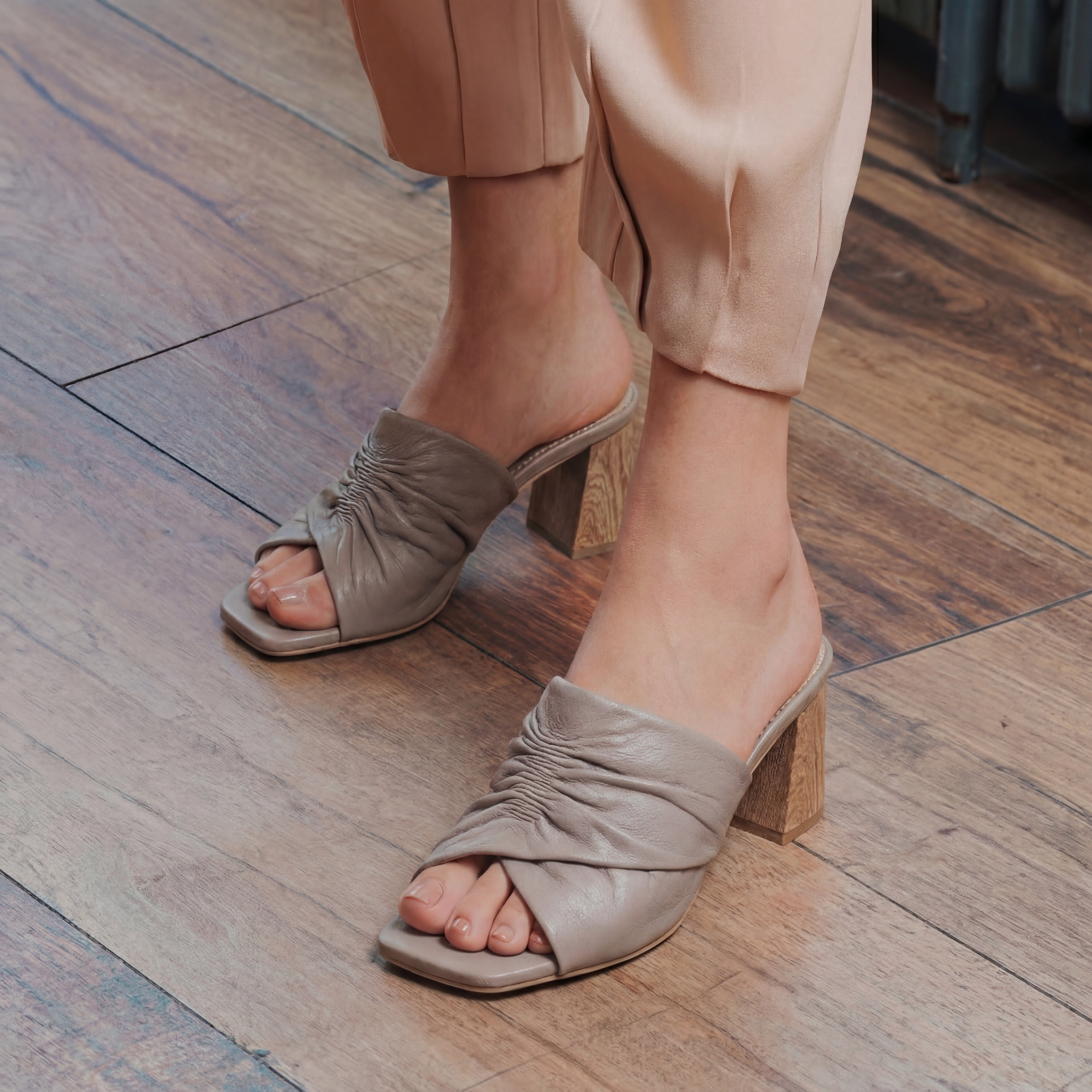 Sandalia Tacon Nata de cuero para mujer