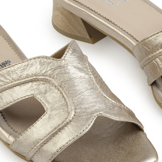 Sandalias mule Maite de cuero para mujer color Oro, detalle de la banda calada