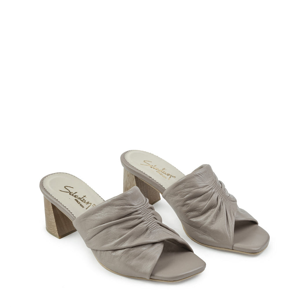 Sandalia Tacon Nata de cuero para mujer