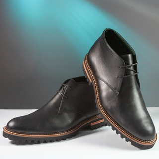 Botines 3028 de cuero para hombre, detalle del cerco cosido y la suela tractorada