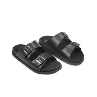 Detalle de las hebillas metalicas ajustables de la sandalia de cuero para hombre
