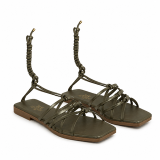Sandalias planas Y977 en cuero folia, vista de producto sobre fondo blanco