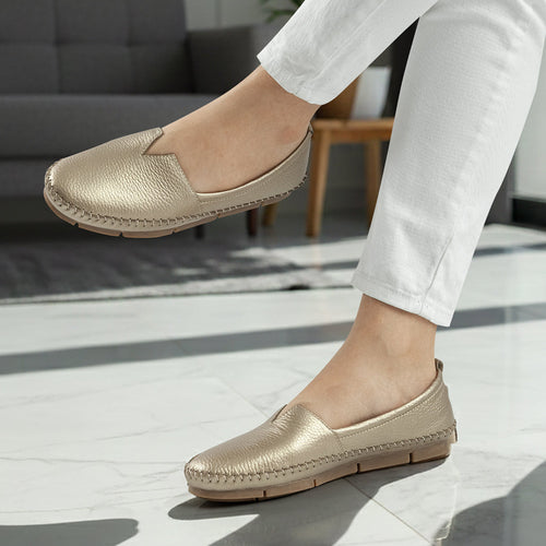 Babucha 1024 de cuero para mujer color Luna, puesta