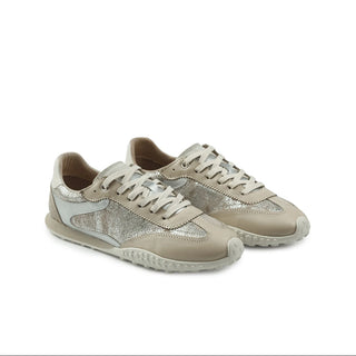 Deportivo Tenny Ari de cuero para mujer color Arena Plata, vista angular del par – Sebastian & Salvatore