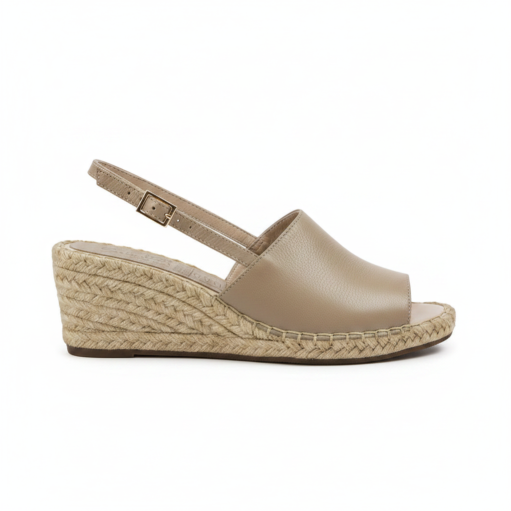 Sandalia 4488 almendra lateral con medallón dorado
