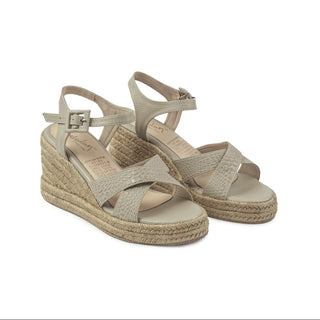 Sandalia de cuña 9398 de cuero para mujer color Taupe Rino, vista angular del par – Sebastian & Salvatore
