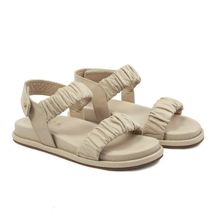 Sandalia plana 1090-03 de cuero para mujer, vista angular del par – Sebastian & Salvatore