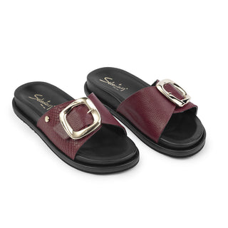 Sandalia plana 907 de cuero para mujer color Rojo Cherry, vista angular del par – Sebastian & Salvatore
