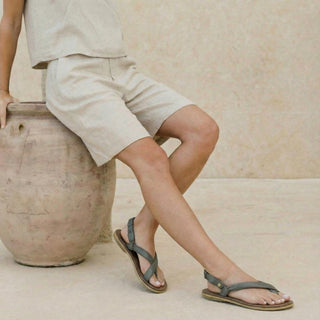 Sandalia plana MC-160 de cuero para mujer color Taupe, puestas