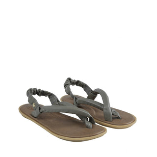 Sandalia plana MC-160 de cuero para mujer color Taupe, vista angular del par – Sebastian & Salvatore