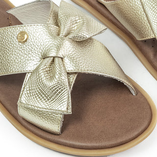 Sandalia plana MC-104 de cuero para mujer color Oro Folia, detalle del moño