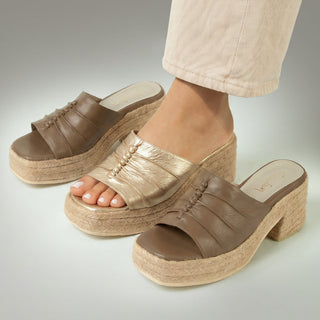 Sandalia de plataforma Turpial de cuero para mujer colores Peltre y Coffy, puestas
