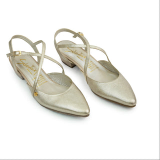 Sandalia de tacón 788 de cuero para mujer color Oro Folia, vista angular del par – Sebastian & Salvatore