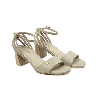 Sandalia de tacón Paloma de cuero para mujer color Blanco Almendra, vista angular del par – Sebastian & Salvatore