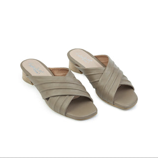 Sandalia de tacón Paula de cuero para mujer color Taupe, vista angular del par – Sebastian & Salvatore
